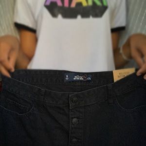 black button-down skirt 🎱